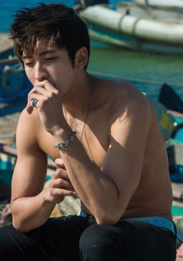 Whoseman-4-明星教練男丁格爾-芬達-全裸非全見寫真書